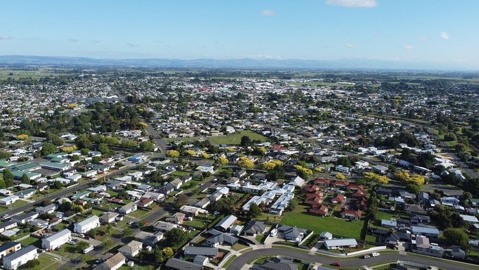 Singles in Feilding: view of the city