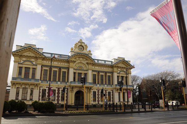 Singles in Invercargill: view of the city