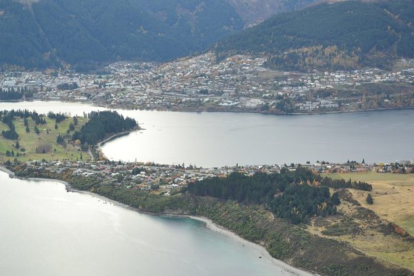 Singles in Queenstown: view of the city