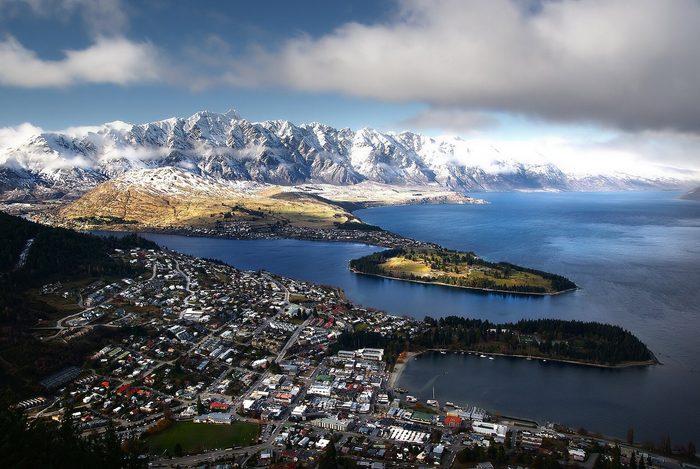 Singles in Queenstown: view of the city