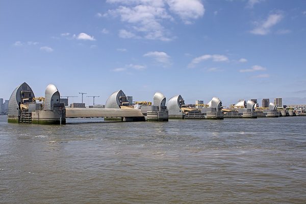 Singles in Thames: view of the city