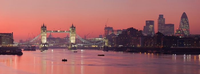Singles in Thames: view of the city