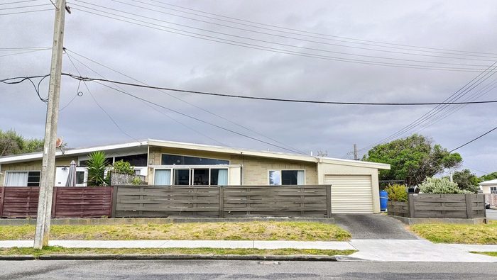 Singles in Waikanae: view of the city