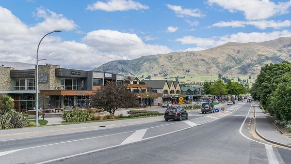 Singles in Wanaka: view of the city